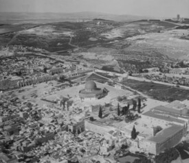 Matson - Aerial view of Temple Mount and Western Wall from southwest - LC-DIG-matpc-13688.jpg