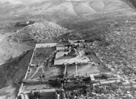 Matson - Temple area from the north, showing Siloam in the distance - LC-USZ62-137060.jpg